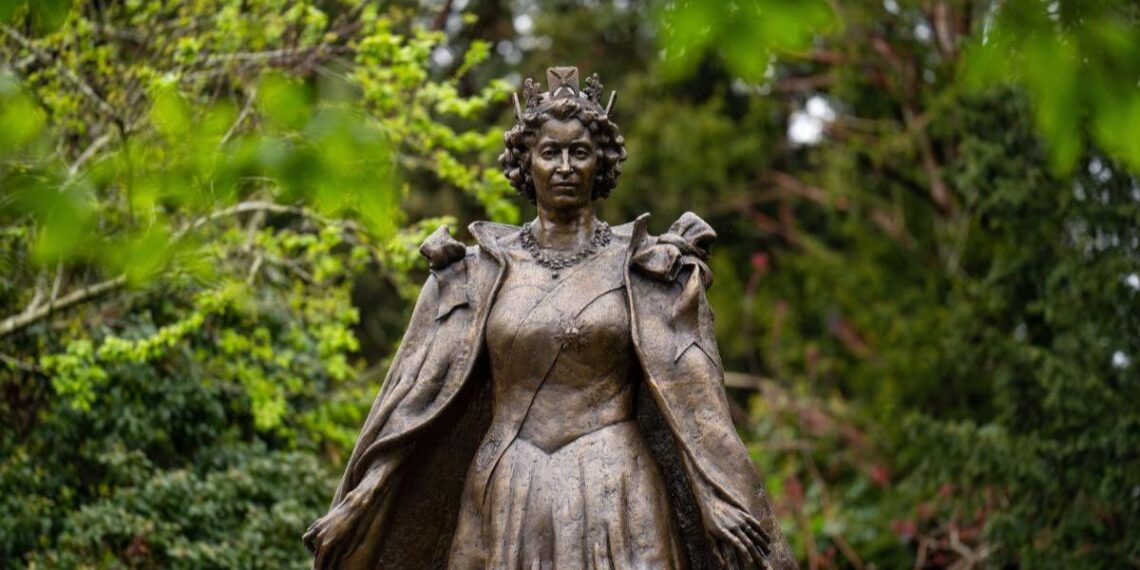 Photos Of The Bronze Statue Commemorating Queen Elizabeth Ii On Her ...