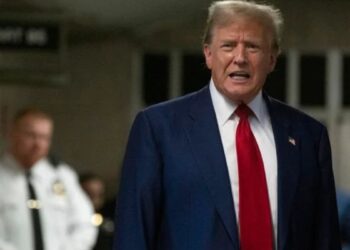 Donald Trump makes swing-state pitch during court break