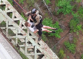 Teenager Survives 400-foot Fall From Washington State Canyon