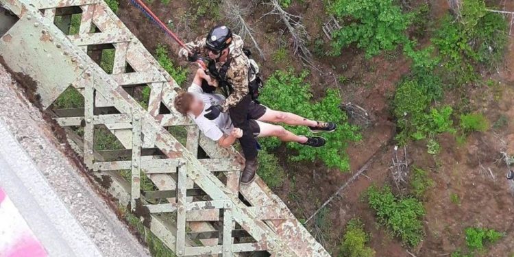 Teenager Survives 400-foot Fall From Washington State Canyon