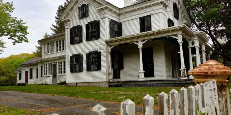 Connecticut Has An Abandoned Town That Most People Don’t Know About