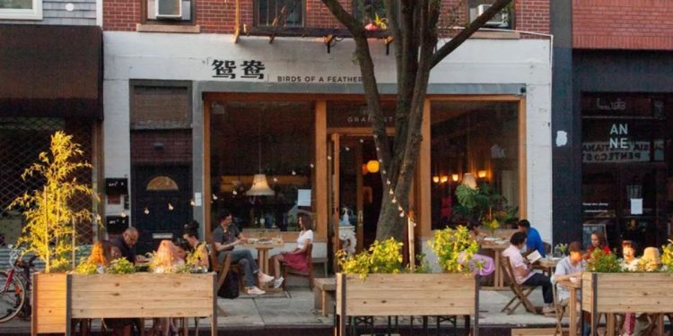 Criminals raid New York City eatery and loot customers while astonished patrons witness the crime: cops