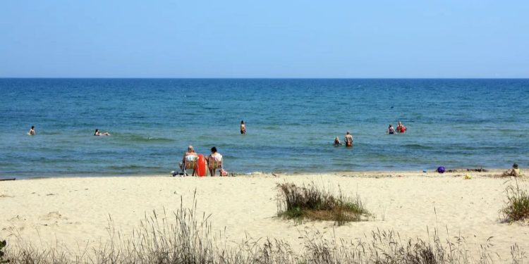 Meteotsunami Smashes Lake Michigan During Heavy Storms, Generating An Extraordinary 2-foot Water Rise On Beach