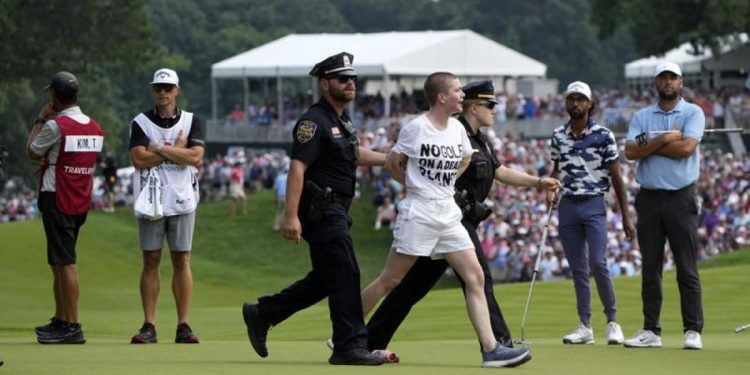 PGA Tour event finish delayed as six climate protesters rush onto 18th green and spray powder