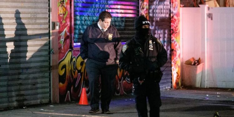 39-year-old woman apprehended for using a table leg to fatally assault a man on a Harlem street